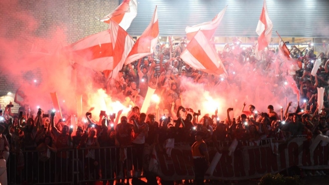 Multitudinario recibimiento en Córdoba a un River que busca otra final - Marca Claro Argentina