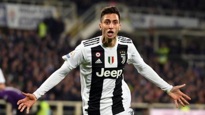 Rodrigo Bentancur festejando un gol en Juventus