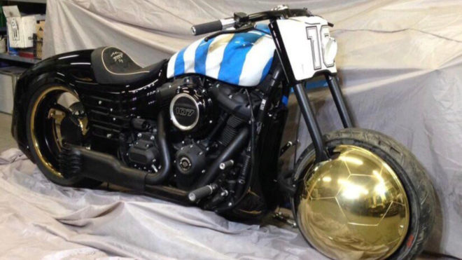 El presidente del Dinamo Brest regala una moto impresionante a Diego...