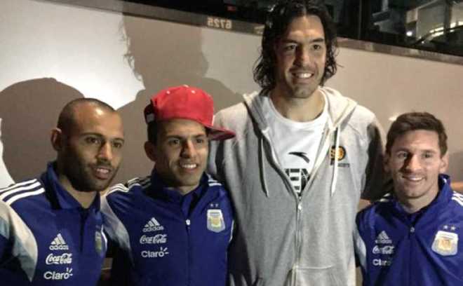 Scola, junto a Mascherano, Agüero y Messi, durante una visita a la...