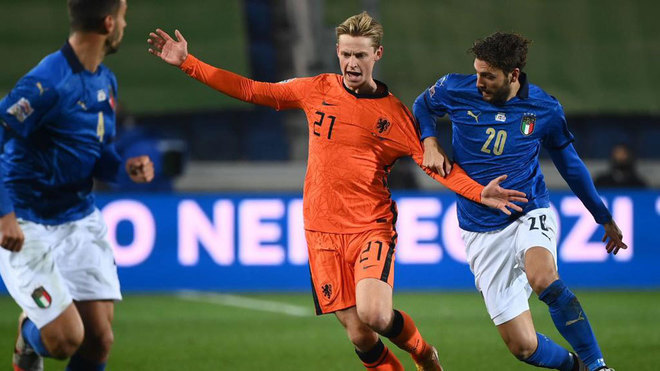 De Jong es agarrado por Locatelli durante el Italia vs Holanda.