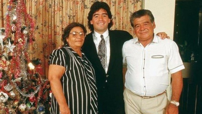 Diego junto a su madre, Doña Tota, y su padre, Don Diego.