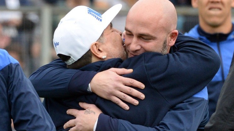Sebastián Méndez y Diego Maradona se abrazan.