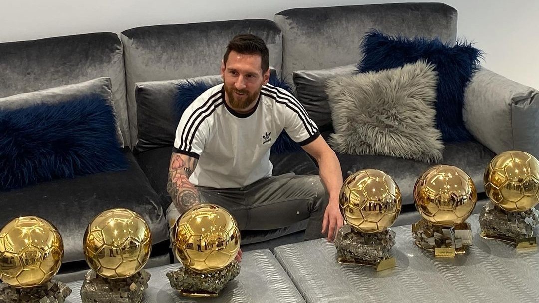 Messi, junto a sus seis balones de oro.