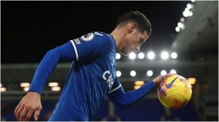 James agarra la pelota durante un partido con el Everton.