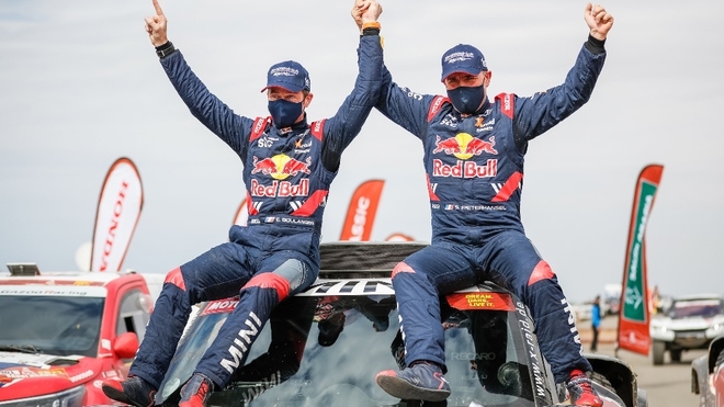 Peterhansel y Boulanger festejan el triunfo en el Dakar.