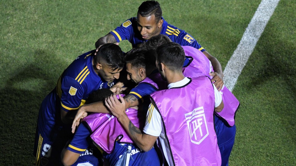 Los jugadores de Boca celebran un gol.