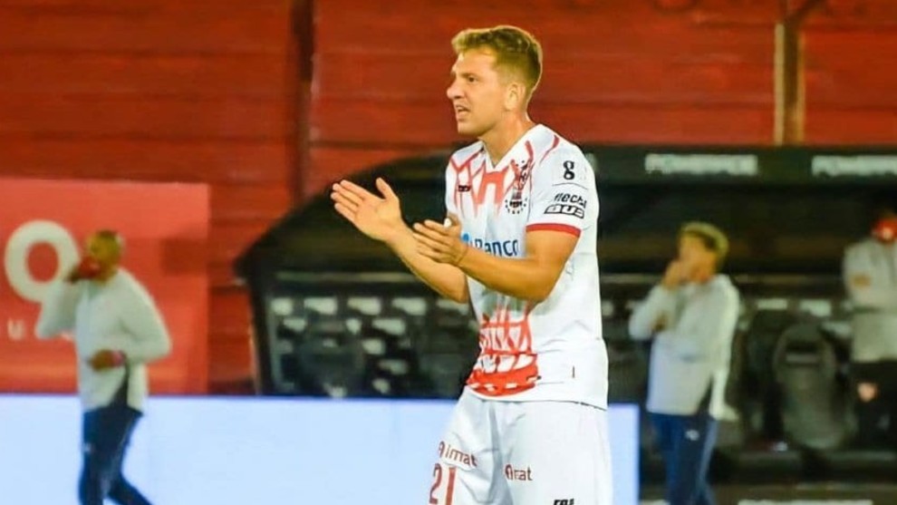 Esteban Rolon, durante un partido de Huracán.