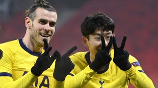 Bale y Son celebran uno de los goles.