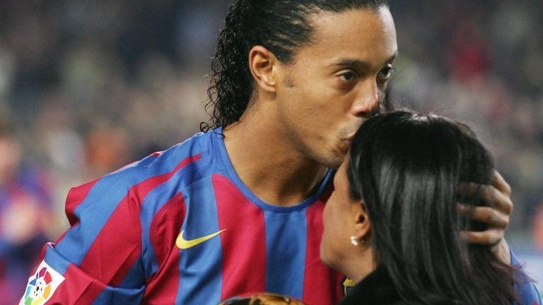 Ronaldinho besa a su madre.