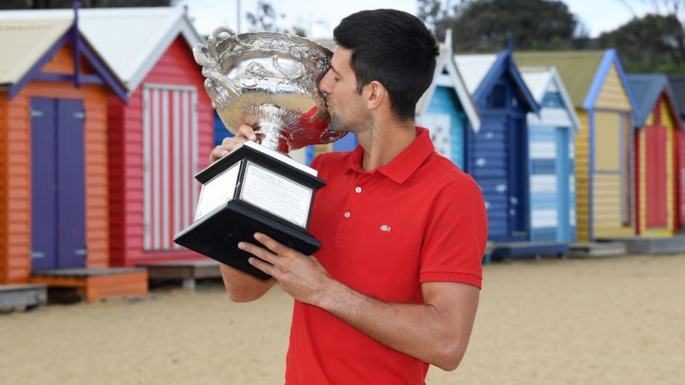 Djokovic besa el trofeo de ganador del Open de Australia.