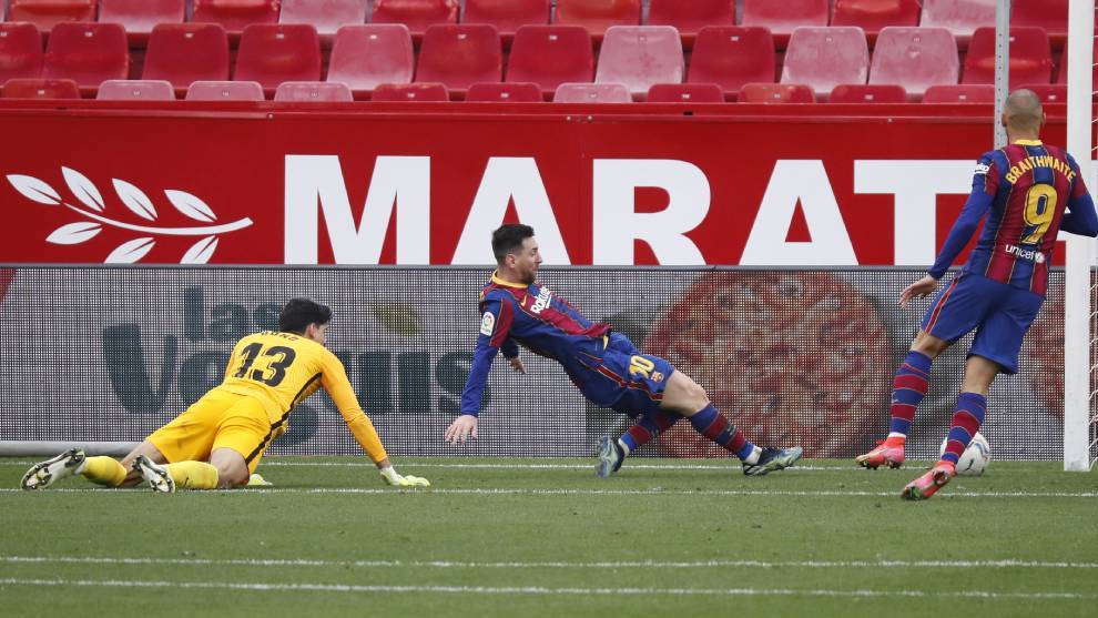 Messi marca un gol ante el Sevilla, ante la mirada de Bono