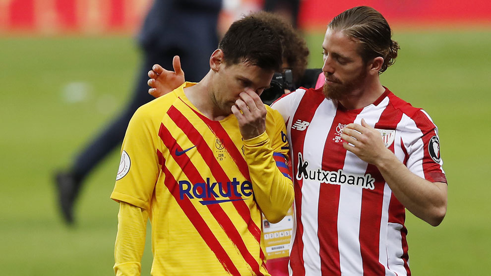Muniain habla con Messi al final del partido