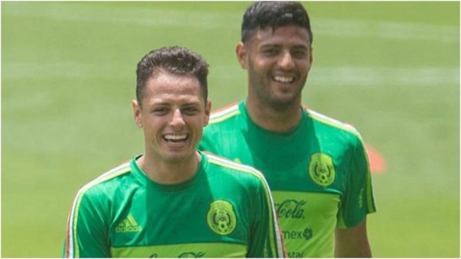 Chicharito Hernández y Carlos Vela, en un entrenamiento con la...