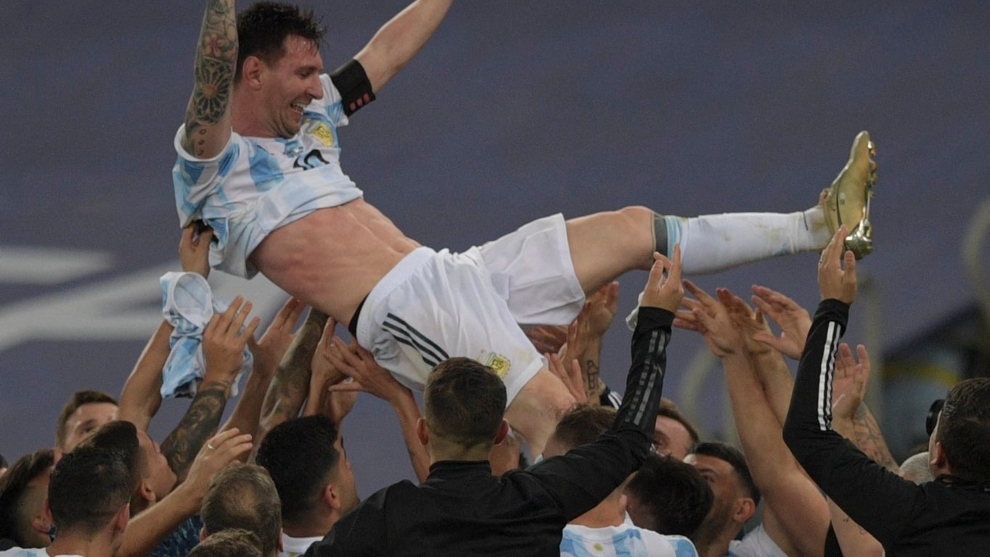 Todos celebran con Messi.