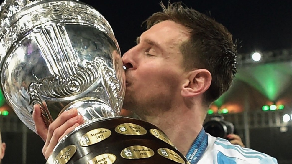 Leo Messi besa la Copa