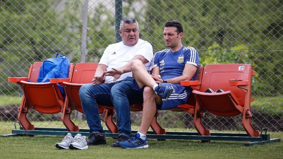 Claudio Tapia y Lionel Scaloni, durante un entrenamiento.