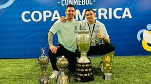 Leo y Dibu posando con los trofeos.
