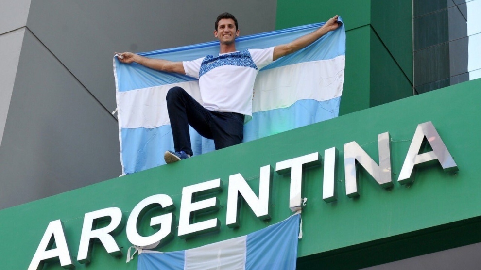 Germán Chiaraviglio (34) posa con la bandera argentina.