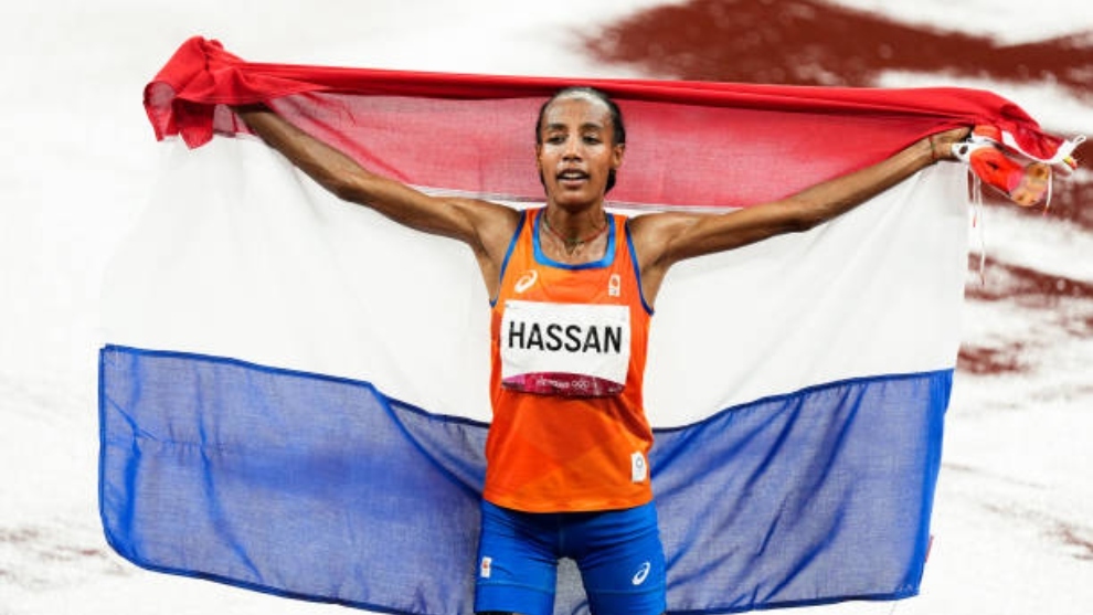 Sifan Hassan levantando la bandera holandesa tras ganar el oro en los...