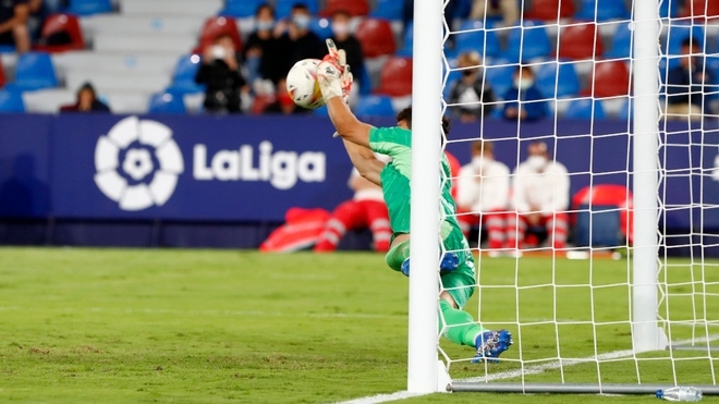 Dituro atrapa el penalti a Roger en el último Levante-Celta.