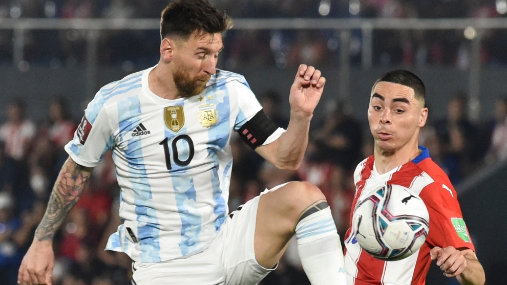 Leo Messi disputa la pelota con Almirón.