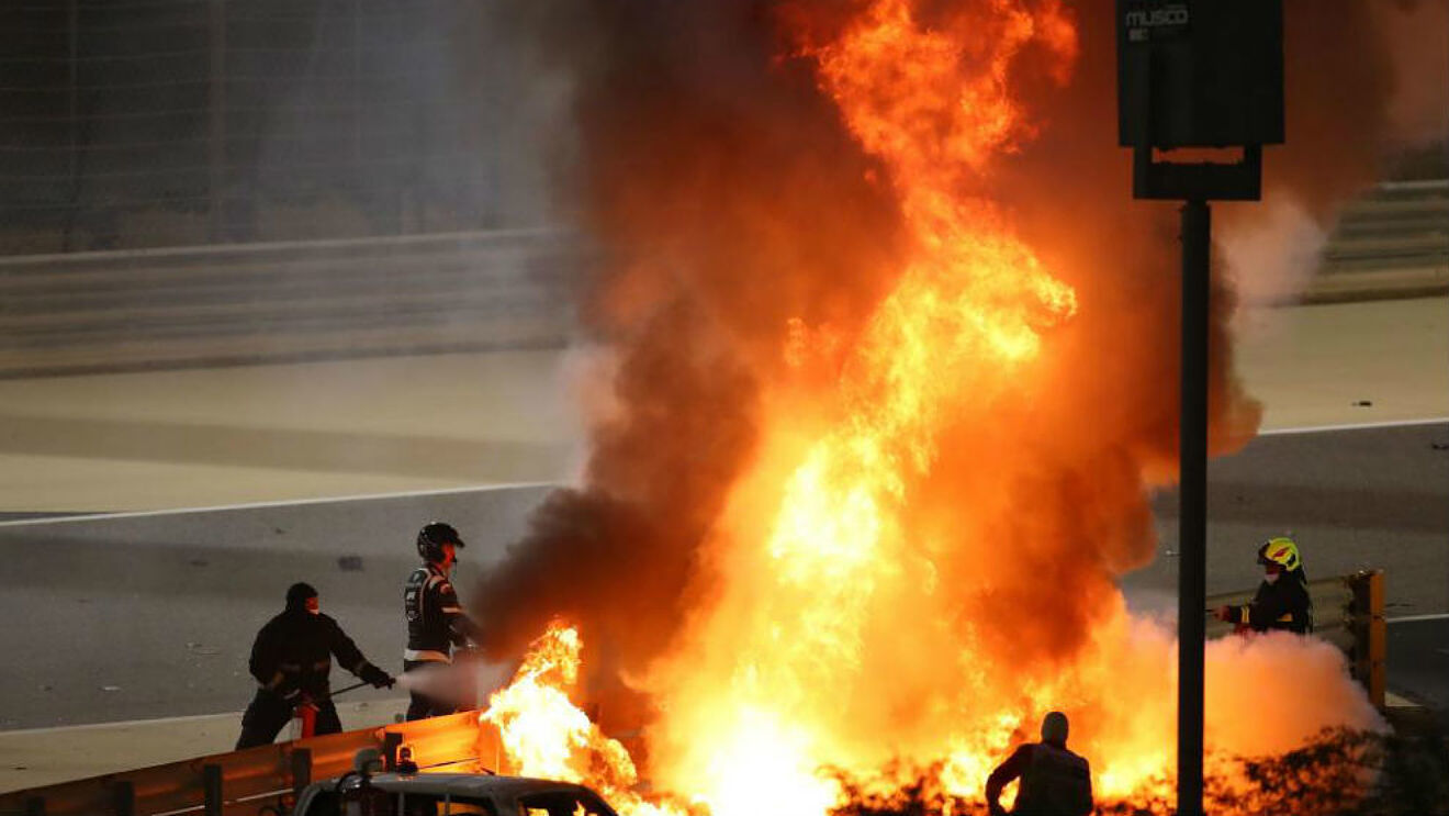 Romain Grosjean, envuelto en llamas, durante el GP de Bahréin 2020.
