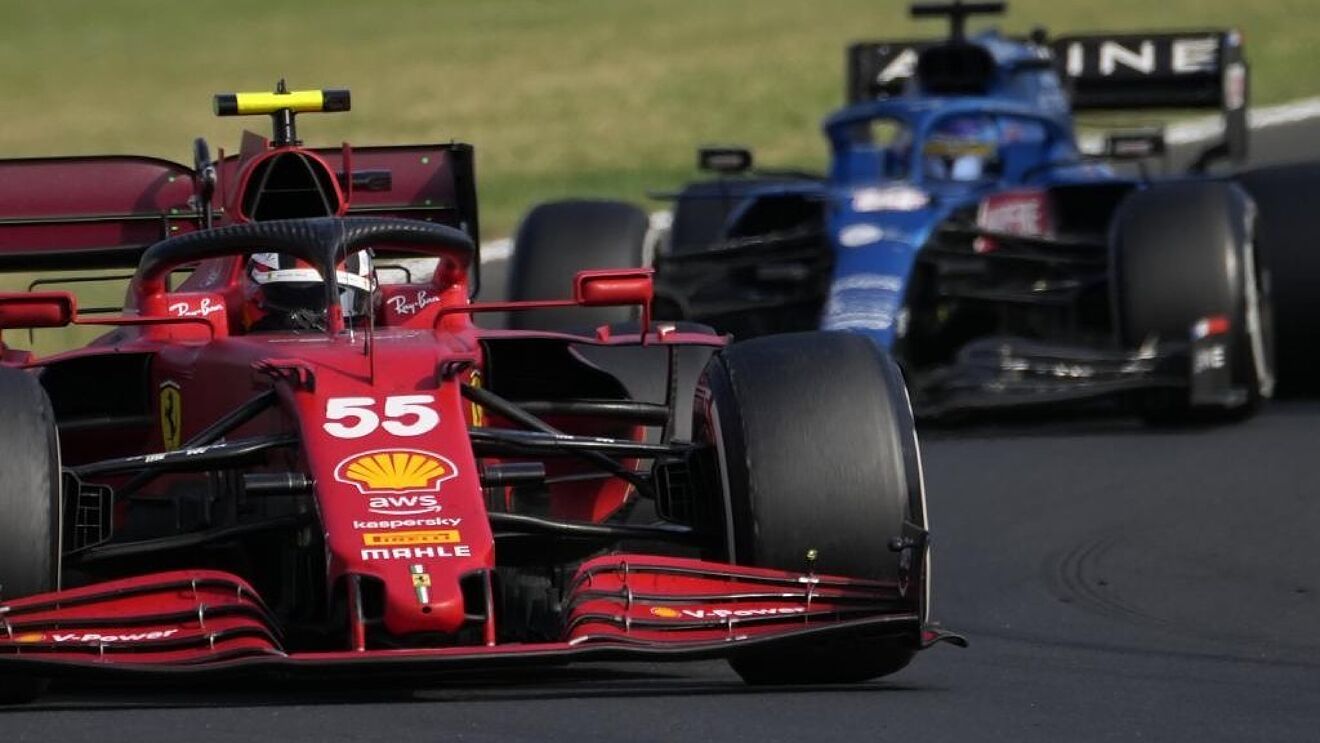 Carlos Sainz y Fernando Alonso, en un Gran Premio de esta temporada.