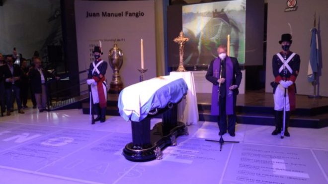 Los restos de Juan Manuel Fangio ya descansan en el Museo que lleva su...