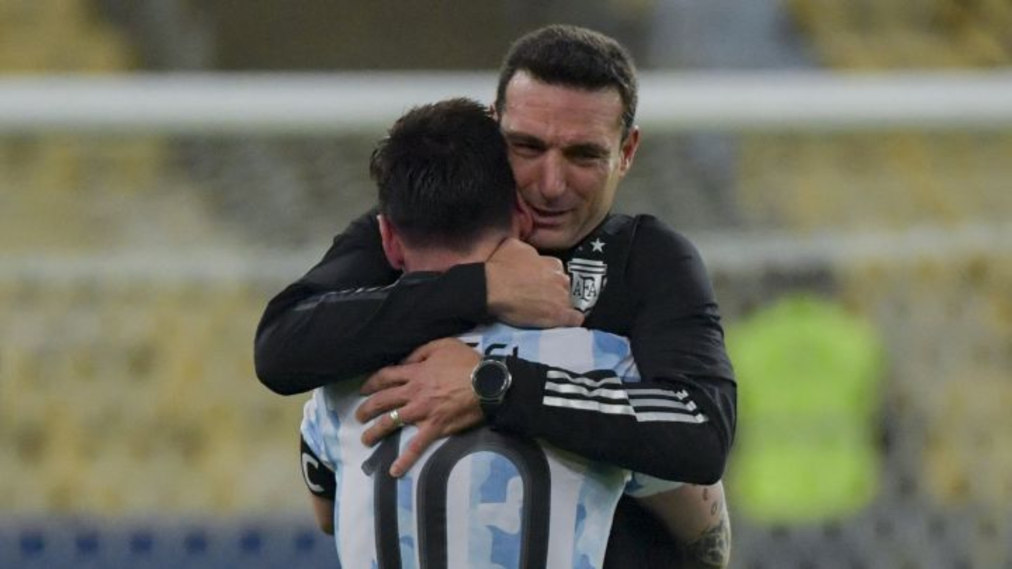 Scaloni y Messi se abrazan tras la obtención de la Copa América.