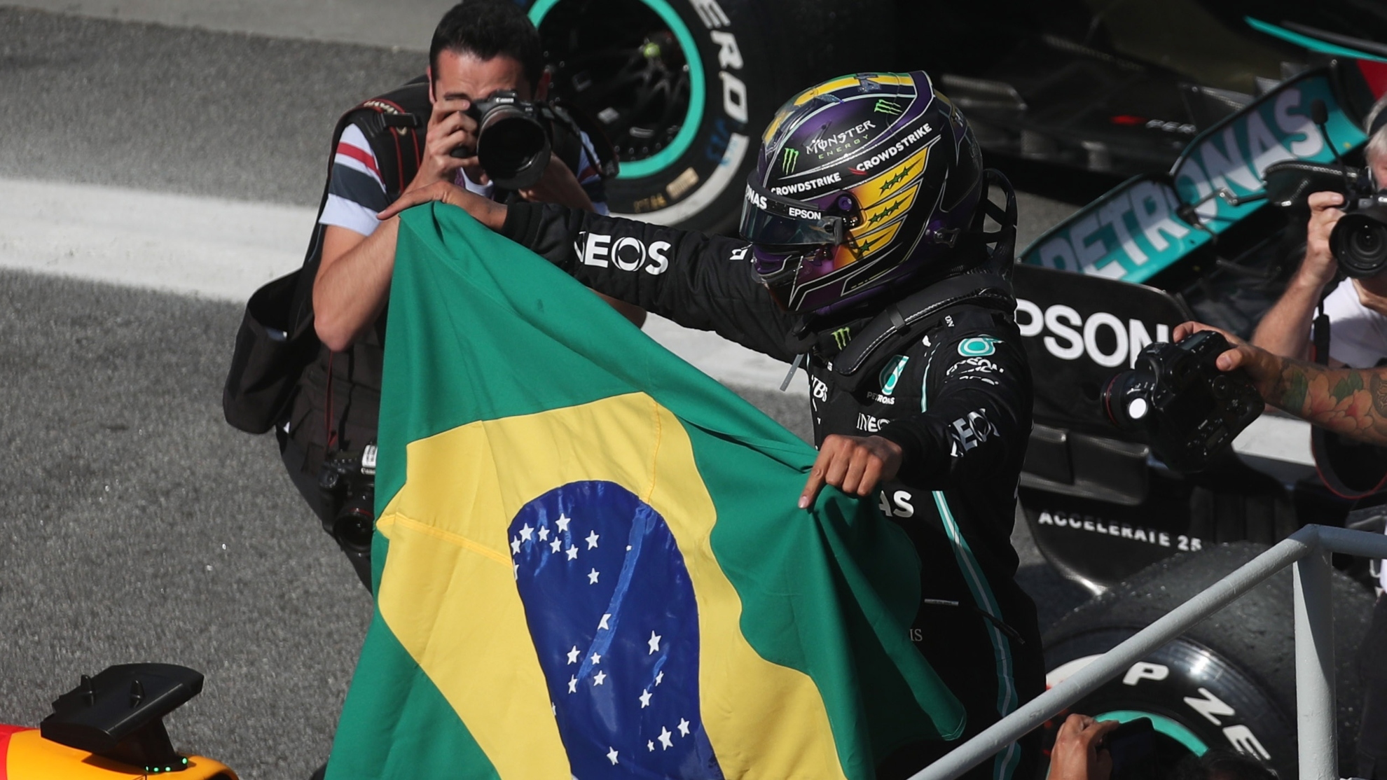 Lewis Hamilton con la bandera de Brasil.