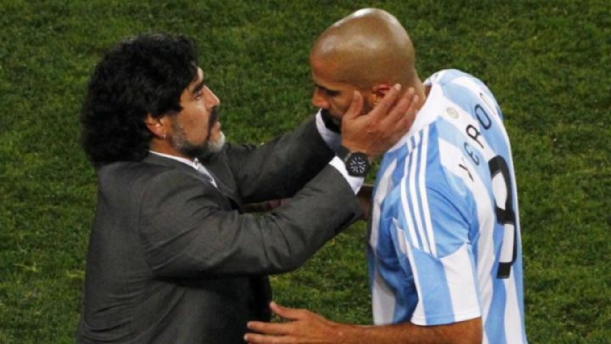 Verón y Maradona se saludan.