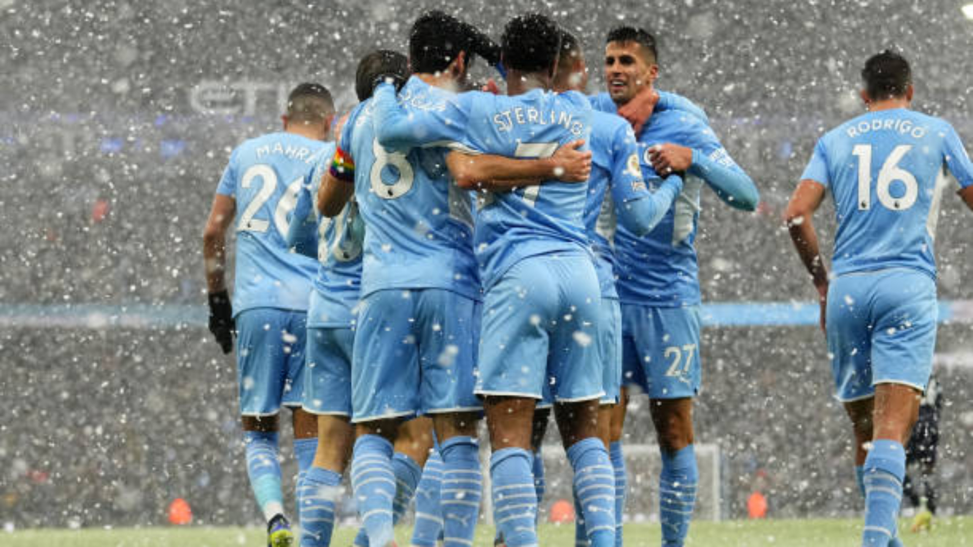 Jugadoresd el Manchester City celebran el gol de Gundogan