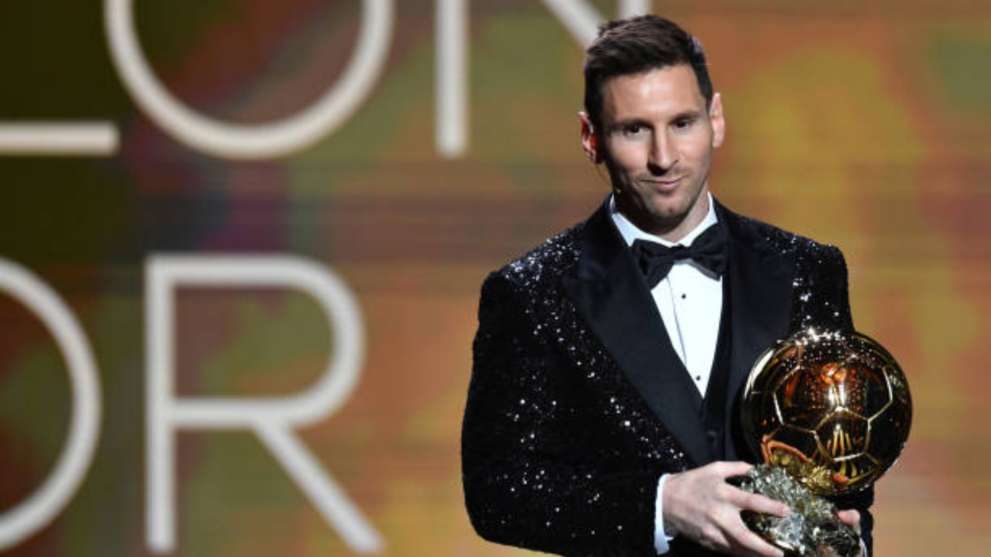 Leo Messi levantando su séptimo alón de Oro