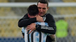 Lionel Scaloni y Leo Messi se abrazan emocionados.