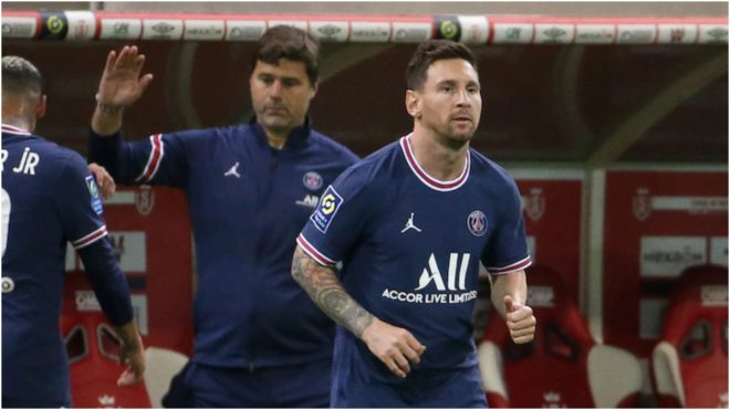 Pochettino saluda a Neymar mientras Messi entra a la cancha.