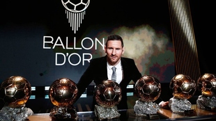 Leo Messi posa con los balones de oro ganados.