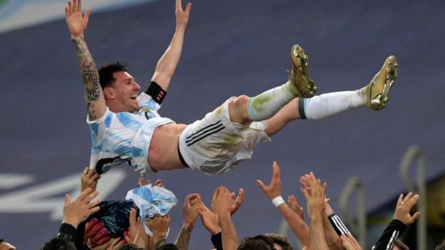 Leo Messi es levantado por sus compañeros tras la final de la Copa...