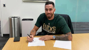 Luca Vildoza, firmando su contrato con los Bucks