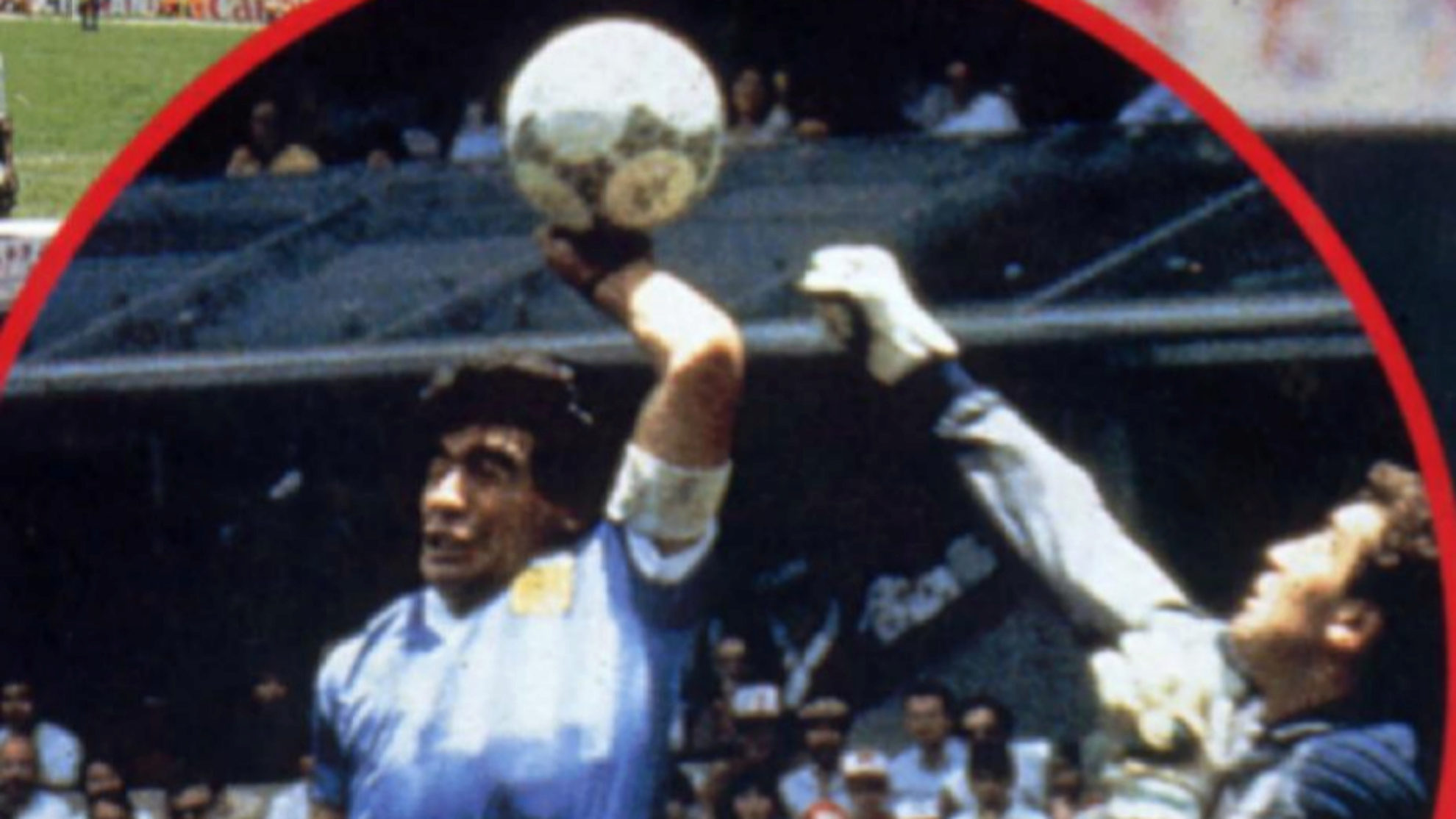 Momento del remate de Diego Maradona para marcar ante Inglaterra