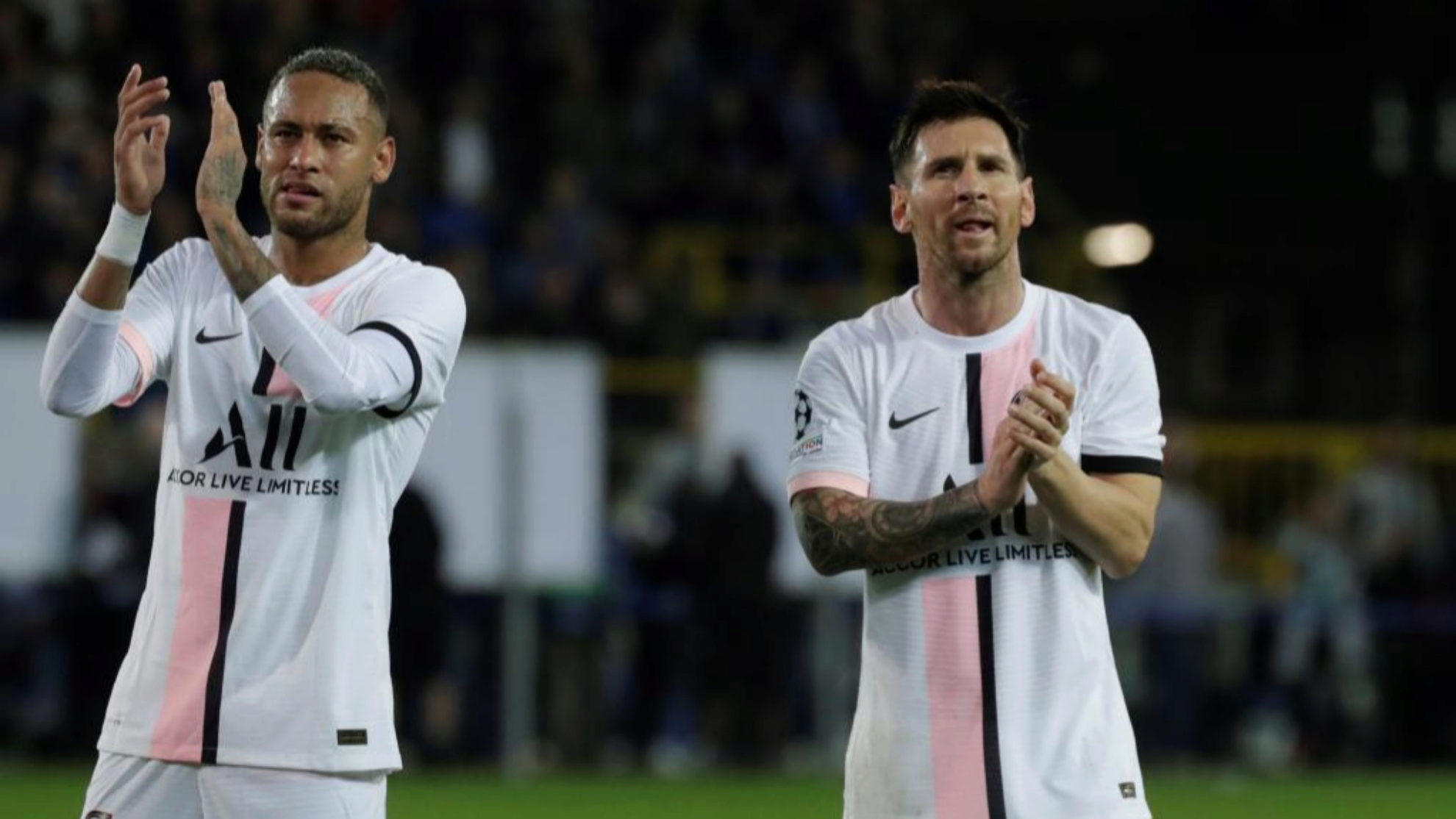 Messi y Neymar aplauden a la afición en un partido del PSG