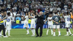 Los jugadores del Madrid y Ancelotti aplauden a la afición del...