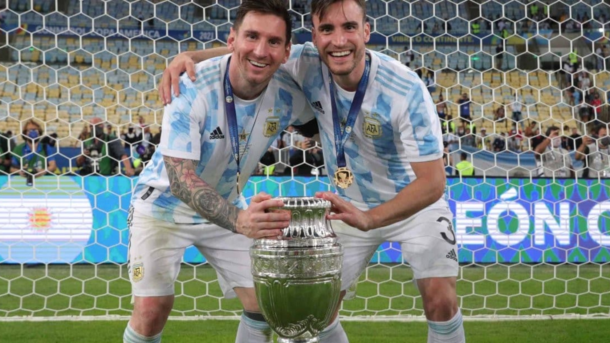 Tagliafico, junto a Messi en la celebración de la Copa América.