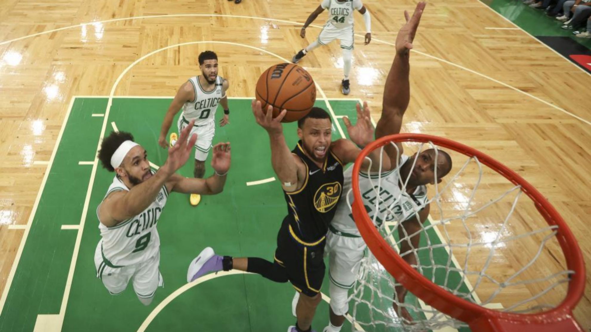 Stephen Curry penetra a canasta entre la defensa de los Celtics
