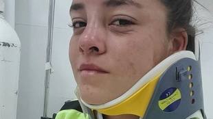 Érica Núñez, con el cuello ortopédico y visiblemente golpeada.
