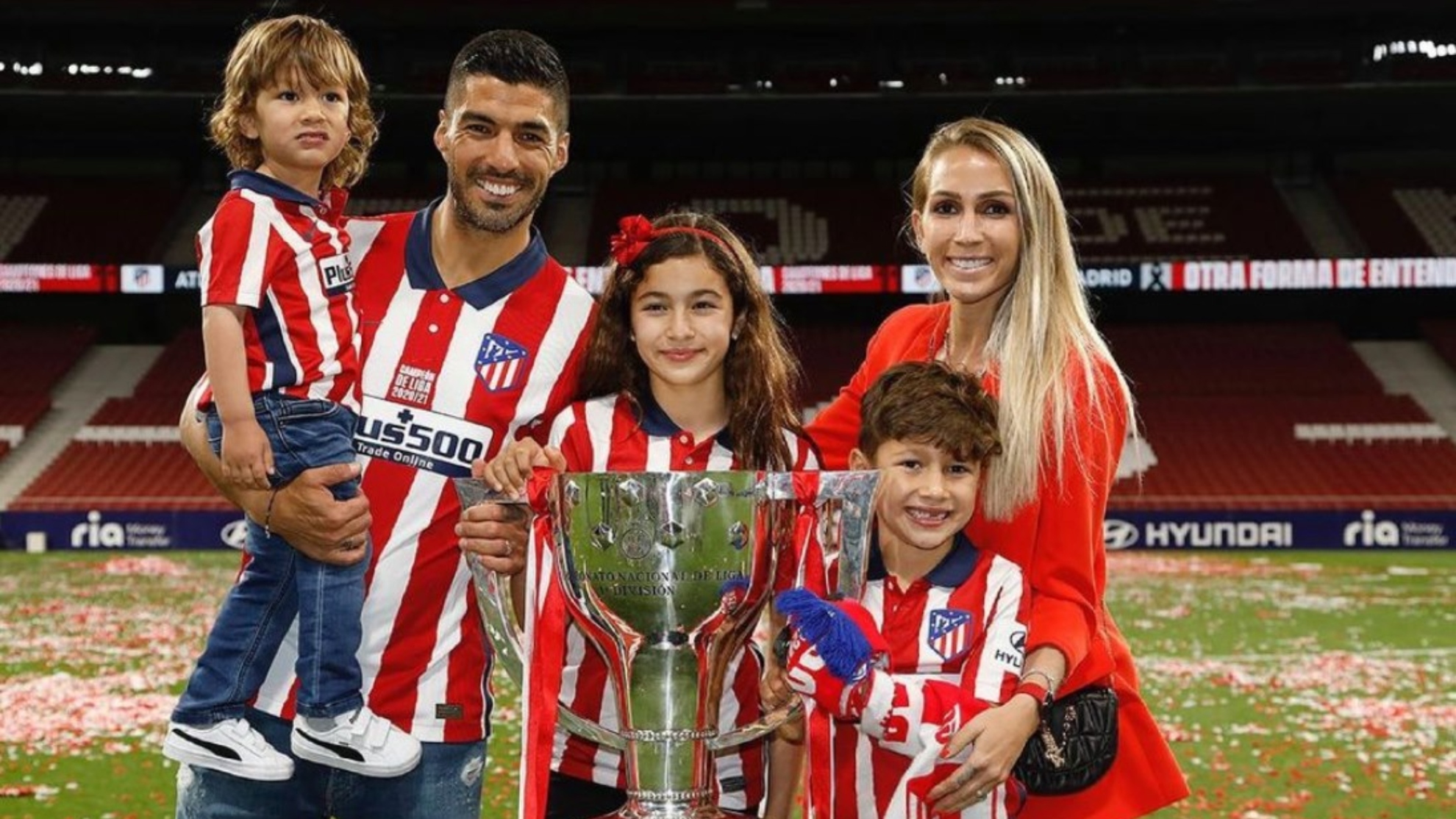 Suárez, junto a su esposa y tres hijos en los festejos de la Liga...