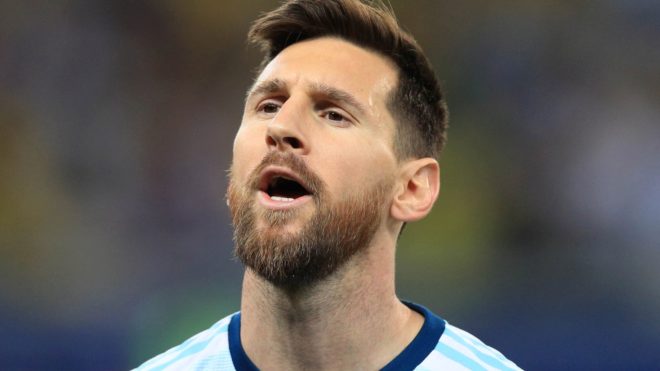 Leo Messi canta el himno con Argentina.