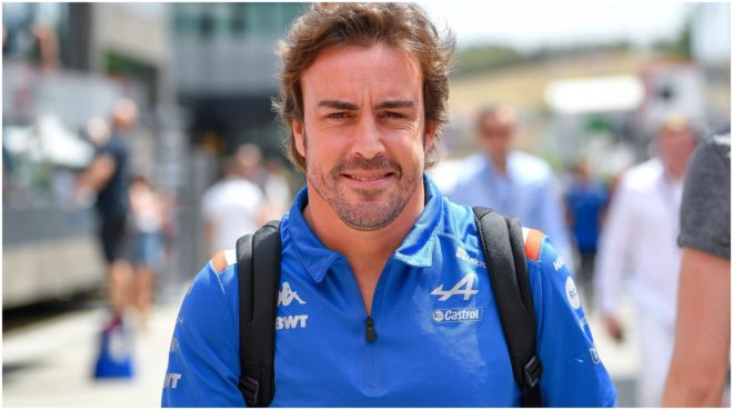Fernando Alonso sonríe.