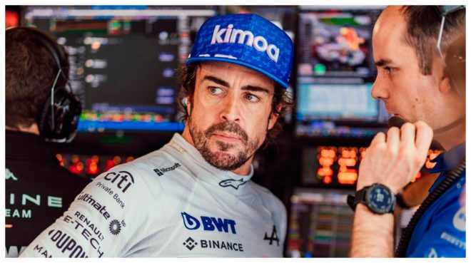 Fernando Alonso escucha unas indicaciones en una prueba de F1.