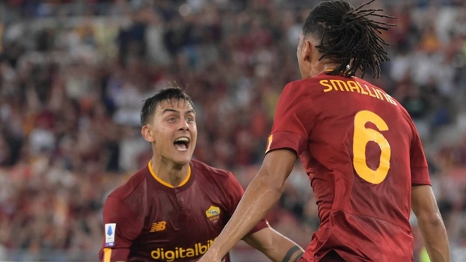 Dybala y Smalling festejan el gol de la Roma